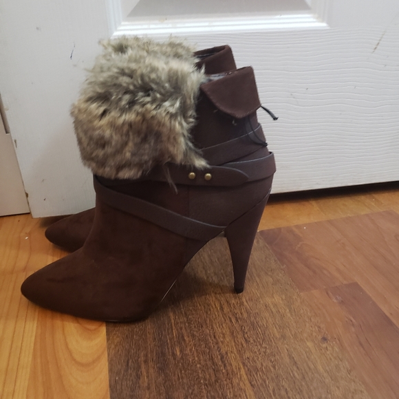 Express brown booties - Picture 2 of 3